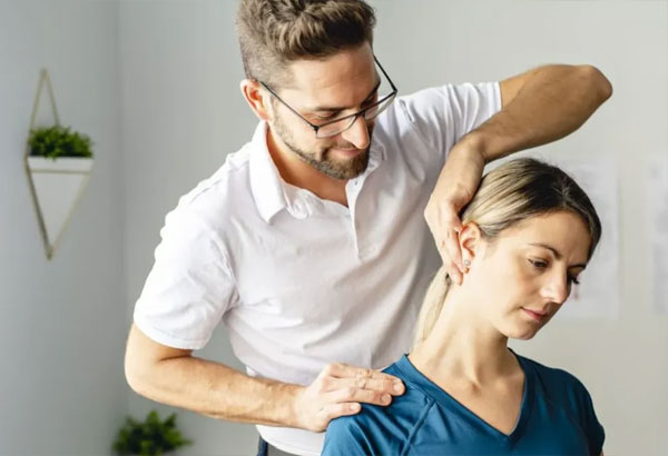 چه زمانی برای درد گردن باید به فیزیوتراپی مراجعه کنیم؟