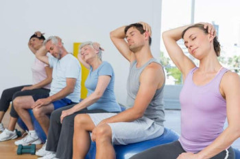 10 تمرین مفید برای کاهش درد دیسک گردن